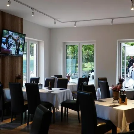 Wlodary Tennis Junior 住宿加早餐酒店 琴斯托霍瓦